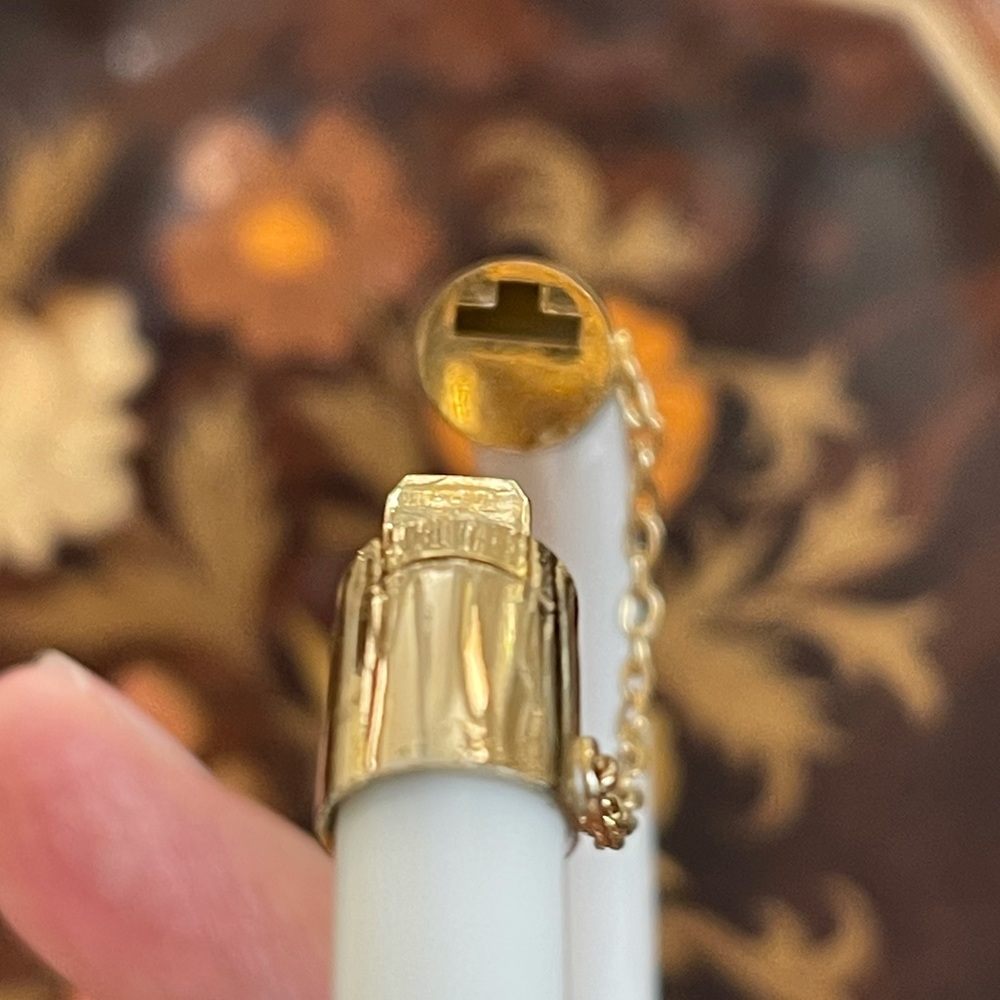 Rare white Peking glass gold tone hinged bangle - Picture 9 of 12